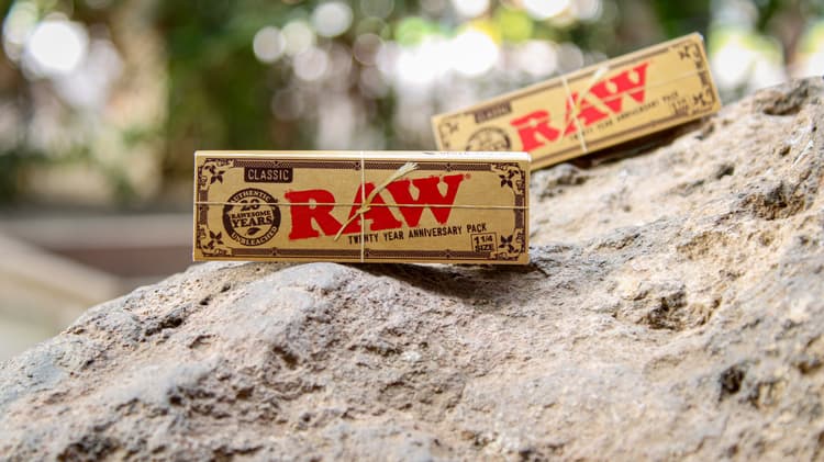 RAW rolling papers packaging